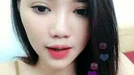 Upliveライブストリームで韓国美女がからかう。次のセクシームーブは？