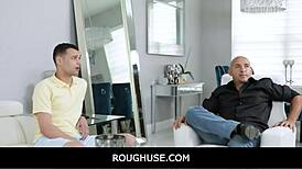 Roughuse - Nevlastní syn má plný přístup k mladé asistentce nevlastního táty Kylie Quinn v tajnosti.