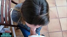 Wow! Dává mi veřejný handjob při procházce v parku