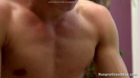 GILF Horni Nak Action Keras Selepas Masseur Kolam dalam Sesi Blowjob Panas