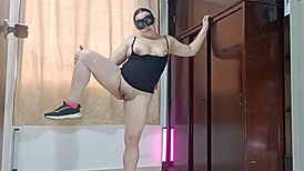 Mi madrastra entrena sin ropa interior y se calienta. Sus ejercicios terminan con chupadas intensas y sexo sin protección.