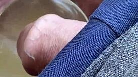 Veřejná zahrada, masturbace a čůrání do skleněné vitríny