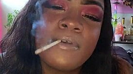 إلهة برودوم تدخن وتهيمن بموقف متعجرف في مشهد فتيش