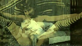 Ai șampanie? Milf vintage mărturisește secrete erotice în trio