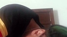 Güzellik sik emiyor ve dölü yutuyor öneri blowjob sahnesinde.