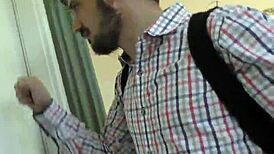 Πώς χειρίζεται μια άγρια κυρία ένα τεράστιο μαύρο creampie ενώ ο κούκουλντ της βλέπει;