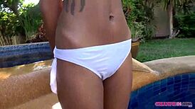 Malá thajská modelka tvrdě šukána a kreampie u bazénu