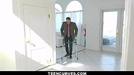 ब्लॉन्ड टीन 18+ वेल्थी स्टेपग्रैंडपा को केयर करती है