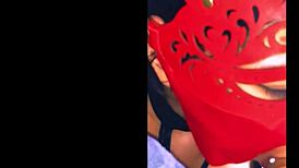 Han kunne ikke modstå at stirre på hendes kurver i lejligheden