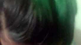 Güzellik sik emiyor ve dölü yutuyor öneri blowjob sahnesinde.