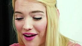 Kenna James își freacă clitorisul în timp ce mama vitregă îi linge curul strâns