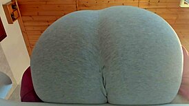 Hari ini kamu budak Italia gue buat piss play di telepon