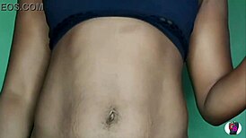 Cyndy Blackslave fait un striptease chaud pour son fidèle follower en ligne