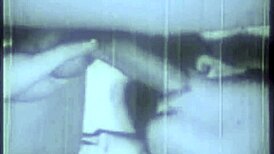 قرنين من الإباحية الكلاسيكية مع نيك كس مشعر شهواني