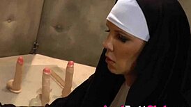 ما أصدق أني رأيت طيز راهبة تلعب بصليب، مجنون جدا