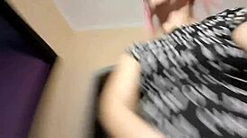 גברת מדריכה תנועות זיונים עם טעם רוסי BDSM. צפה בה שולטת!