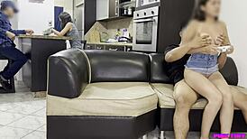 hermosa vecina latina juega sentada en mis piernas