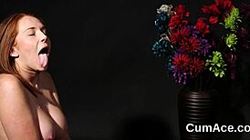 عارضة مرحة تبتلع قذف بعد جلسة مص جماعي عنيف