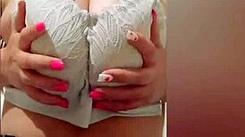 Jeune étudiante aux cheveux bruns filme un gros plan amateur après les cours. Orgasme de luxe en vue ! 😍