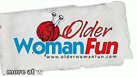 UK milfok Summer Angel Lee és Lily May csábítják nedves puncijukat dildókkal