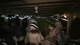 Vadia da faculdade faz boquete enquanto dedilha ao ar livre na festa