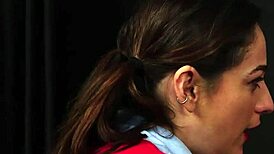 طالبات بريطانيات مليانه في CFNM يمصوا المدرس في فصل ممل