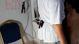 Kamera Łapie Nagą Kobietę W Zakładzie Fryzjerskim Rozbierającą Się Na Strzyżenie