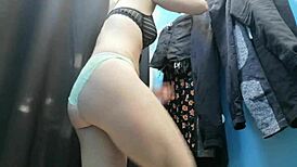 وااو! جميلة روسية تعري صدرها الكبير وحلماتها في غرفة الملابس!