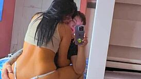 joven pareja se deja grabar follando duro frente al espejo