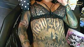 Deutsche Teen Snowwhite lässt sich Muschi-Tattoo stechen, während sie bläst