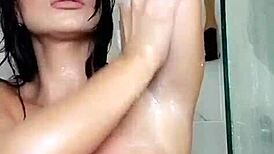 una rica ducha para limpiarme tanto sexo de hoy