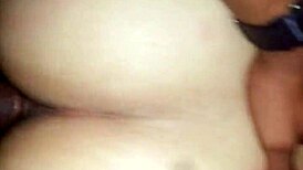 Cazzo, sto martellando la fica bagnata della mia ragazza così forte, non riesco a fermarmi