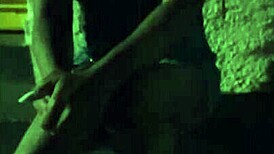 Μια παντρεμένη μελαχρινή περιμένει σπίτι ενώ ο άντρας δουλεύει