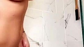 una rica ducha para limpiarme tanto sexo de hoy