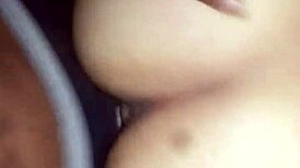 Cazzo, sto martellando la fica bagnata della mia ragazza così forte, non riesco a fermarmi