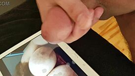 Me masturbo e gozo pro pau do elpapi219 em tributo