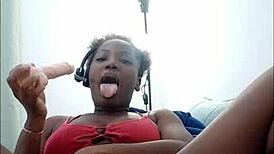 Ebony brunette shakes ass!