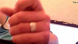 Jätkä runkkaa monsterikulliinsa ulkona julkisella paikalla Philadelphiassa