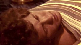 빈티지 스텝 마더 판타지가 금기 레트로 씬에서 펼쳐져