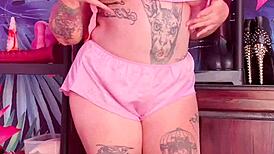 Ik plaag in zijden pyjama met mijn grote kont en tieten