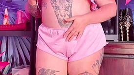 Jeg erter i silke pyjamas og viser stor røv og patter