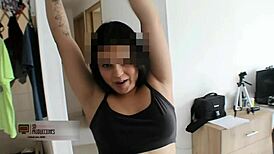 Que gran recompensa recibe el técnico, un coño afeitado de la hermosa Melanie.