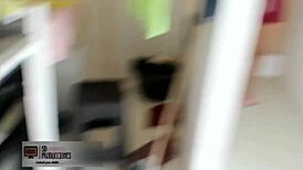 Que gran recompensa recibe el técnico, un coño afeitado de la hermosa Melanie.