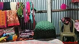 הלב דופק כשאני רואה את החברה היפה מהכפר רוכבת על זין ענק בכפר