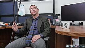 Na Galeria Gay, o Garoto Chupa o Pai e Leva Creampie no Cu