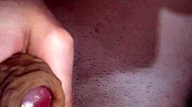 magrinho gozando sozinho no quarto, sentindo prazer intenso