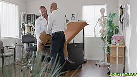 अरे जारियो, चलो आज रात मेडिकल ऑफिस में वाइल्ड होते हैं