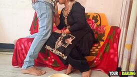 hjemmelavet sutning fører til cumshot på store patter og ansigt