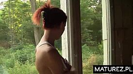 Полска MILF инспектор бързо съблазнява секси червенокоса за гореща среща