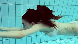 로잘라나의 타이트 보지, 수영장에서 젖다